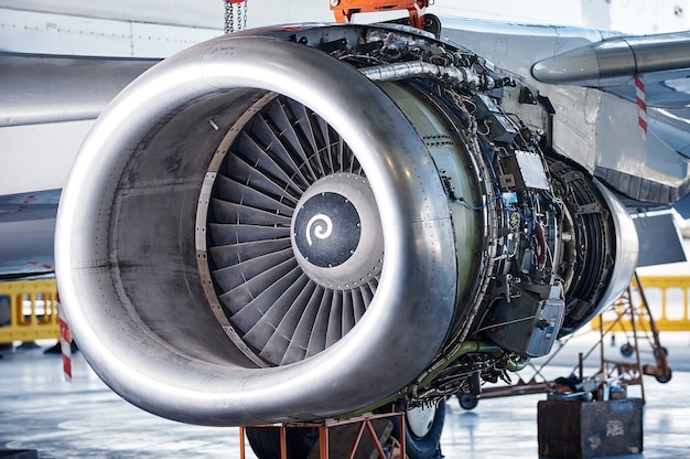 Photo entretien des moteurs d'avion - panneaux ouverts d'un gros moteur d'avion stationné. personne