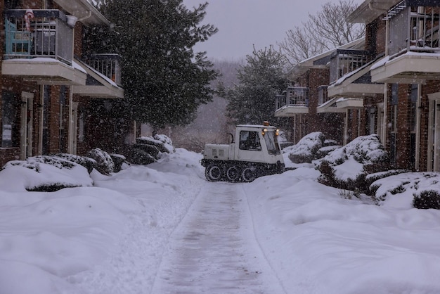 Entretien des routes d'hiver avec camion de service de déneigement lors de fortes chutes de neige