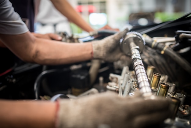 Entretien de la soupape du moteur. Un dépôt sur un piston, une grande course une longue durée de vie