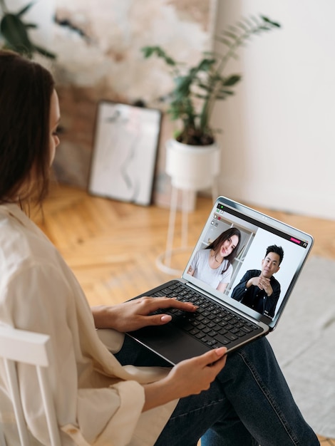 Entretien vidéo Réunion virtuelle Conférence Web Femme dirigeante travaillant à domicile discutant d'un projet en ligne avec une équipe commerciale diversifiée sur un écran d'ordinateur portable dans un bureau numérique