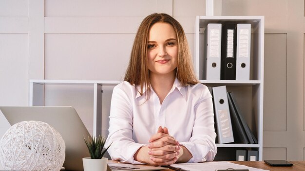 Entrevue d'affaires femme entrepreneur lieu de travail