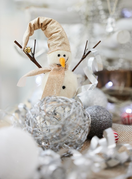 Entrez dans l'esprit de Noël Photo de décorations sur une table pendant la période de Noël