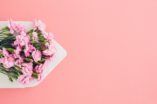 Enveloppe blanche à fleurs roses sur rose. mail pour vous