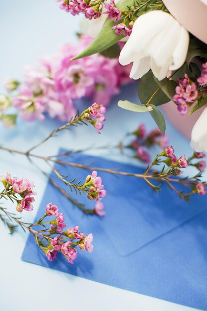 Enveloppe bleue et boîte avec bouquet