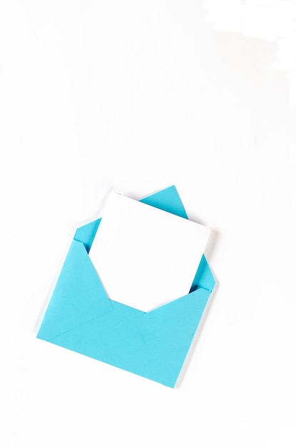 Enveloppe En Papier Avec Du Papier Bleu