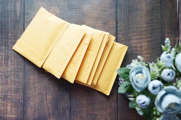 enveloppe à bulles en papier jaune sur table