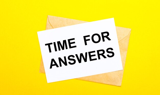 Enveloppe et une carte avec le texte TIME FOR ANSWERS