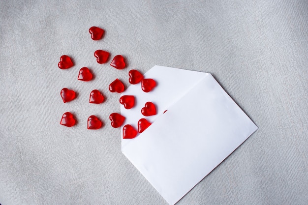 Photo enveloppe avec coeurs de cristal rouge