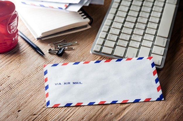 Enveloppe de courrier aérien sur la table en bois