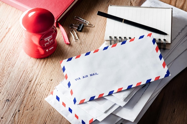 Enveloppe de courrier aérien sur la table en bois