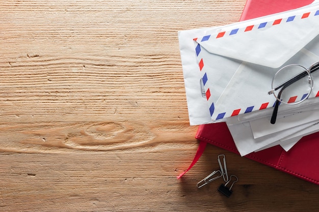 Photo enveloppe de courrier aérien sur la table en bois