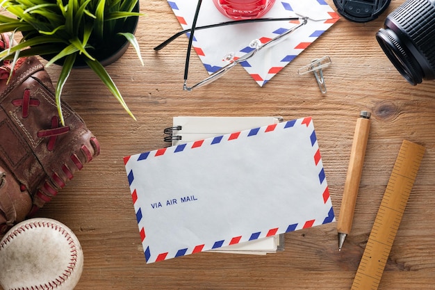 Enveloppe de courrier aérien sur la table en bois