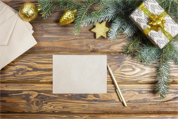 Une enveloppe de couture avec une branche de sapin sur un fond rustique Beau fond de Noël