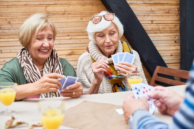 Enveloppé dans le poker