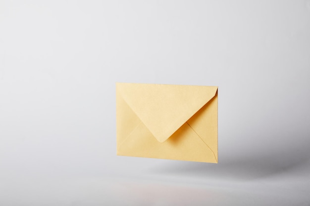 Enveloppe jaune et colorée sur fond gris avec espace de copie
