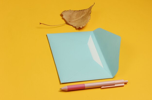 Enveloppe Avec Une Lettre, Un Stylo, Une Feuille D'automne Sur Fond Jaune. Lettre D'amour.