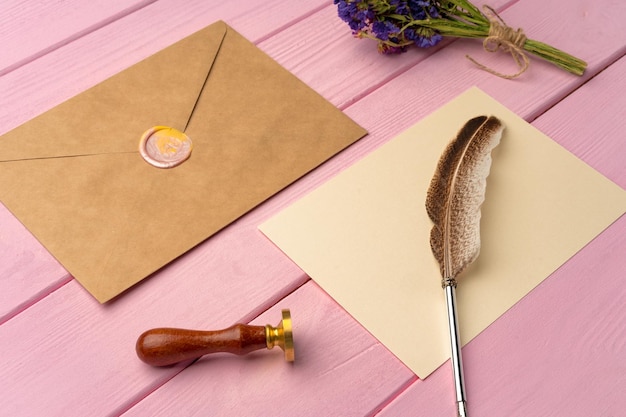 Enveloppe avec lettre sur la vue de dessus de fond en bois rose