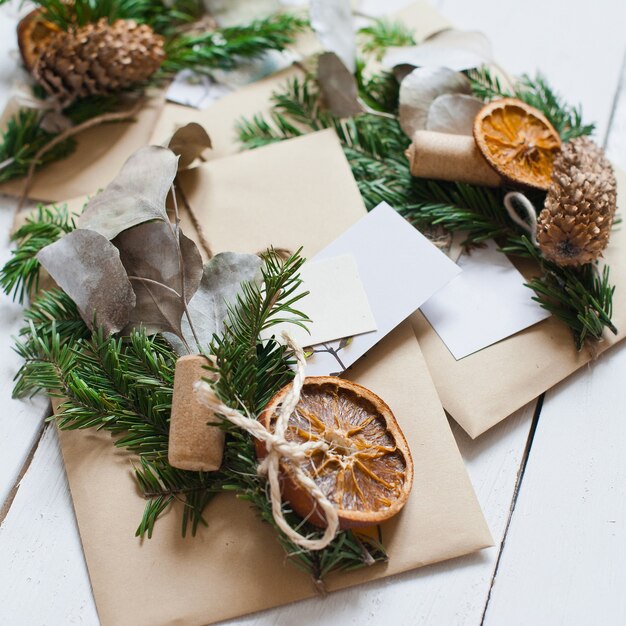 Enveloppe de Noël décorée de sapin, de tranches d'orange et de cannelle