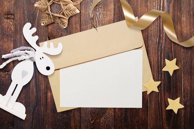 Enveloppe de Noël avec du papier vierge sur une table en bois marron