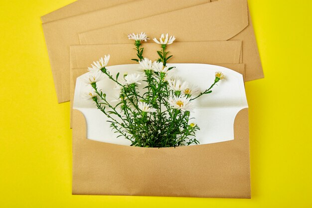 Enveloppe en or avec un arrangement de fleurs de printemps