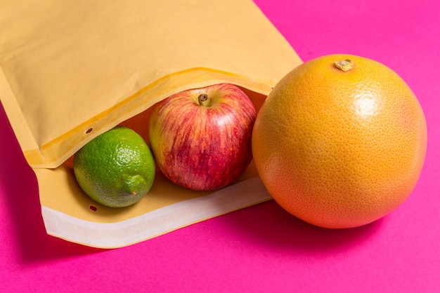 Enveloppe Padde et fruits, concept d'expédition