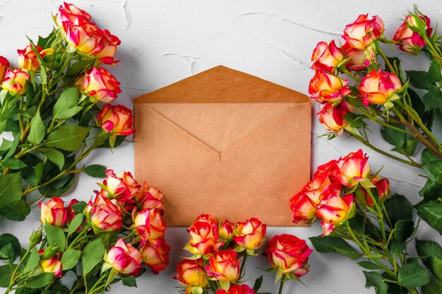 Enveloppe en papier artisanal avec bouquet de fleurs