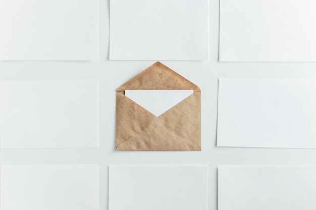 Enveloppe en papier brun kraft et cartes blanches vierges