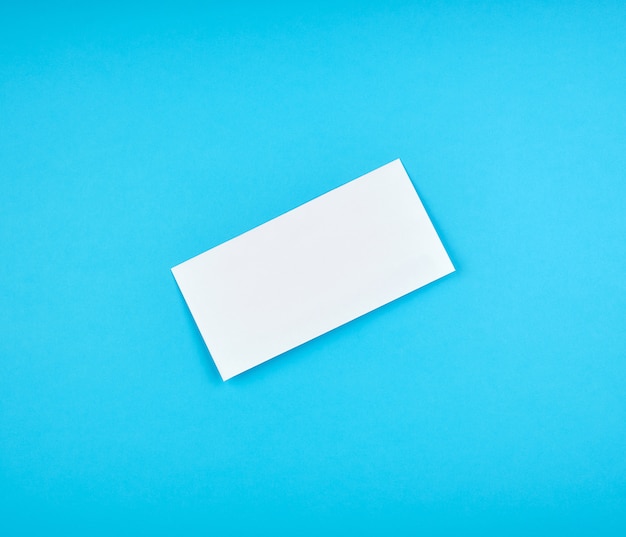 Enveloppe de papier rectangulaire blanche sur bleu