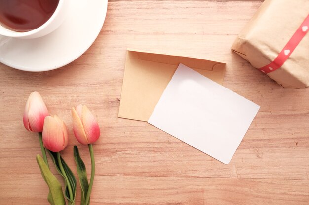 Enveloppe avec un papier vide sur table en bois