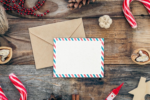 Enveloppe de papier vierge et décoration de Noël sur l'espace de copie de fond en bois