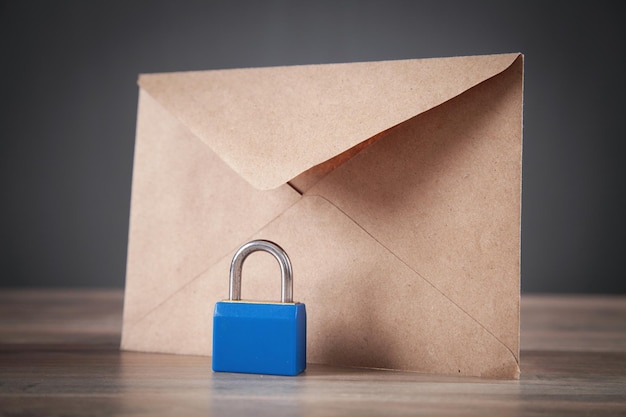 Enveloppe postale et cadenas. Sécurité