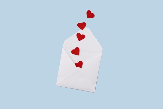 Enveloppe postale avec valentines sur fond bleu