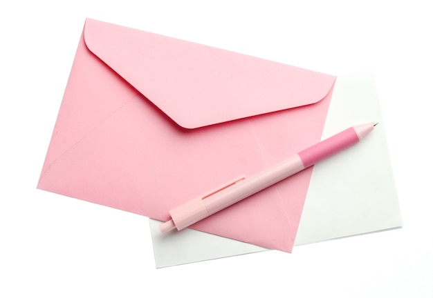 Enveloppe rose avec une lettre et un stylo isolé sur fond blanc.