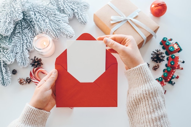 Enveloppe rouge dans les mains avec une place de lettre pour votre texte