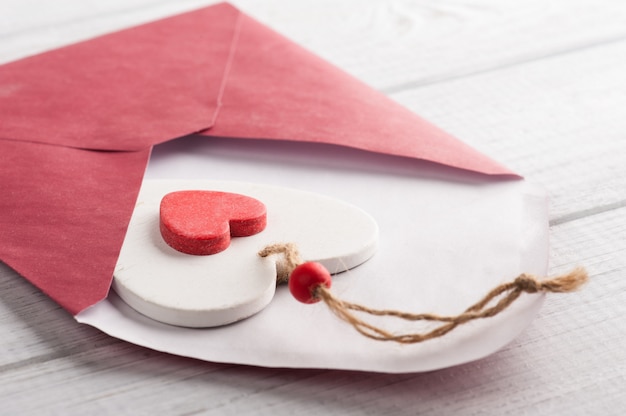 Photo enveloppe rouge avec papier vide et coeur