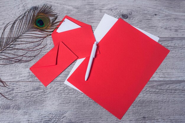 une enveloppe rouge et un stylo rouge