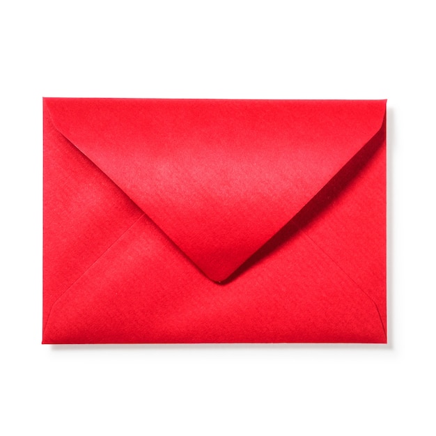 Photo enveloppe rouge sur un tracé de détourage fond blanc inclus. vue de dessus, mise à plat. thèmes de noël