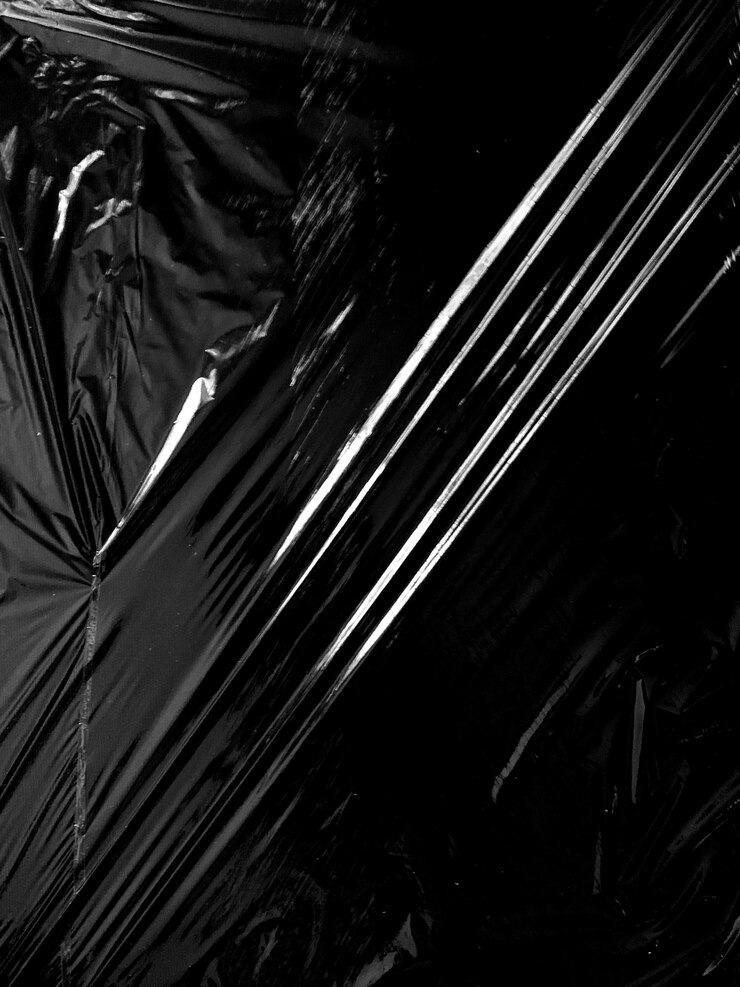 Photo enveloppe de texture plastique d'arrière-plan effet de superposition de photo sur un fond noir