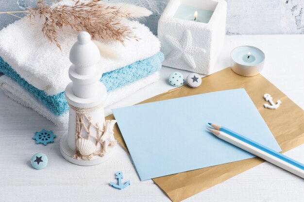 Enveloppe vide avec décor bleu et bougie allumée comme décoration