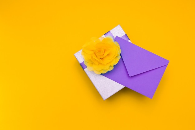 Une enveloppe violette sur boîte-cadeau