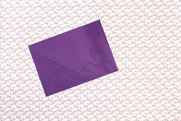 Photo une enveloppe violette sur fond de fleurs violettes avec espace de copie