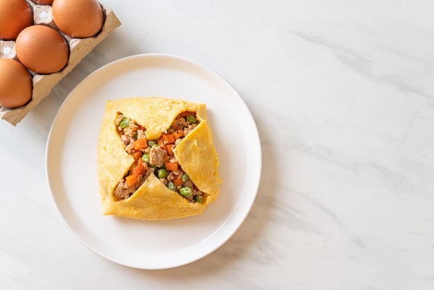 enveloppement aux œufs ou œuf farci au porc haché, carotte, tomate et pois verts