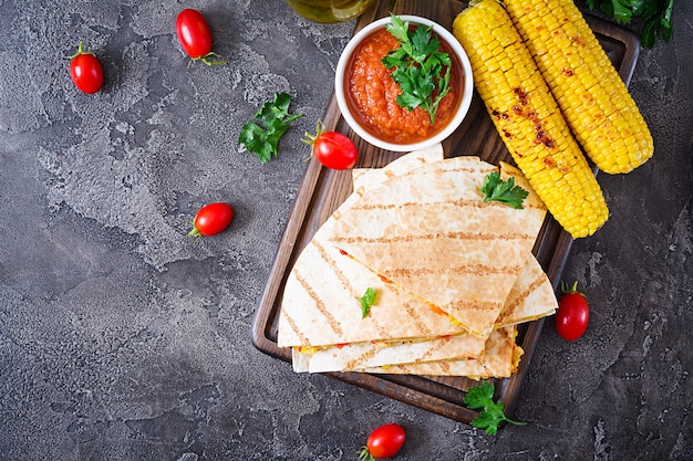 Photo enveloppement à la quesadilla mexicaine avec poulet, maïs et piment doux et sauce tomate.