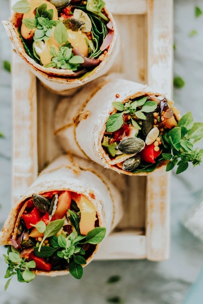 Photo enveloppements de tortillas aux légumes rôtis et photographie culinaire de fromage mozzarella