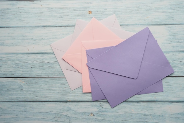 Enveloppes colorées sur table en bois