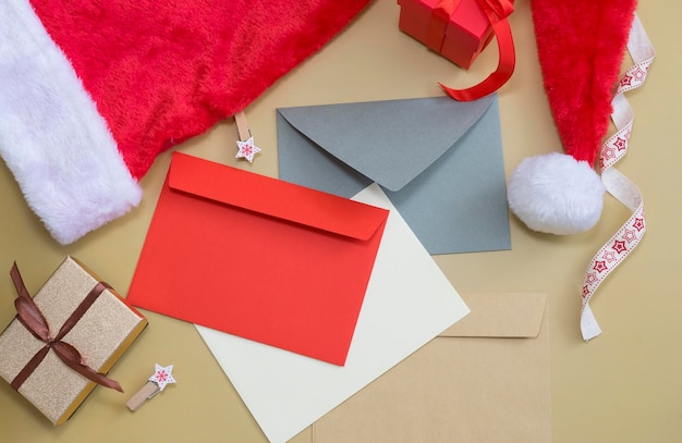 Enveloppes multicolores, boîtes à cadeaux et bonnet du Père Noël