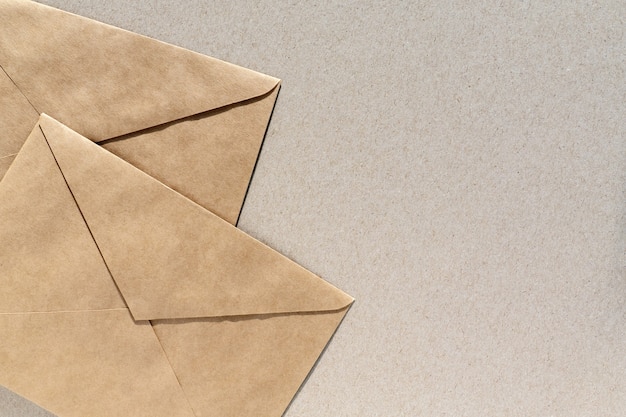 Enveloppes en papier sur fond marron avec espace de copie