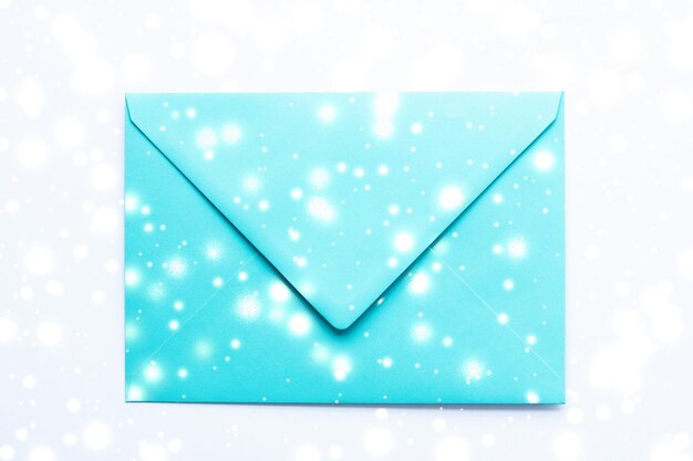 Enveloppes de papier vierge de vacances d'hiver sur du marbre avec une lettre d'amour de fond flatlay de neige brillante ou un design de carte postale de Noël