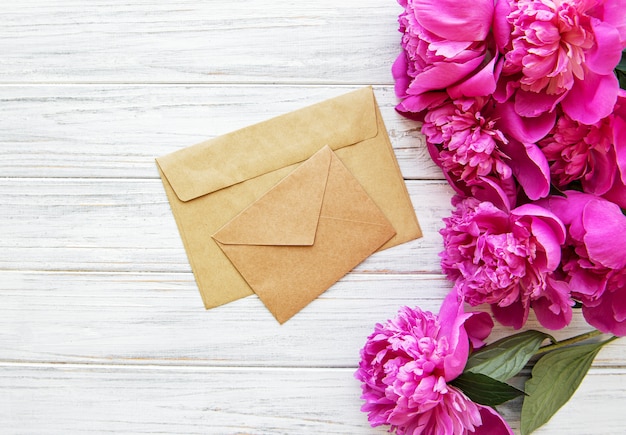 Enveloppes avec pivoines roses