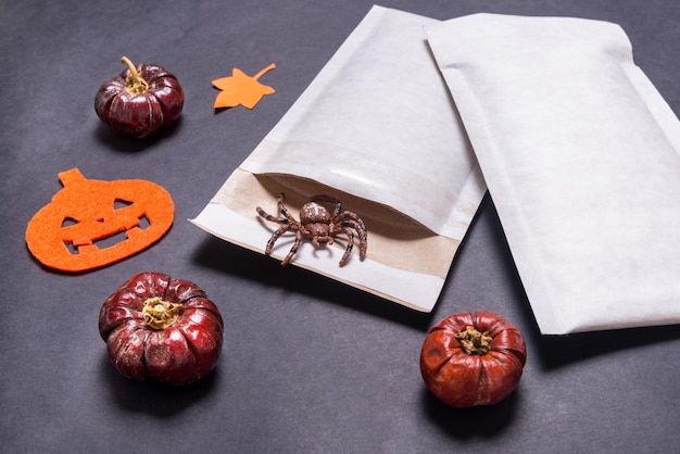 Enveloppes rembourrées utilisées pour le cadeau d'Halloween